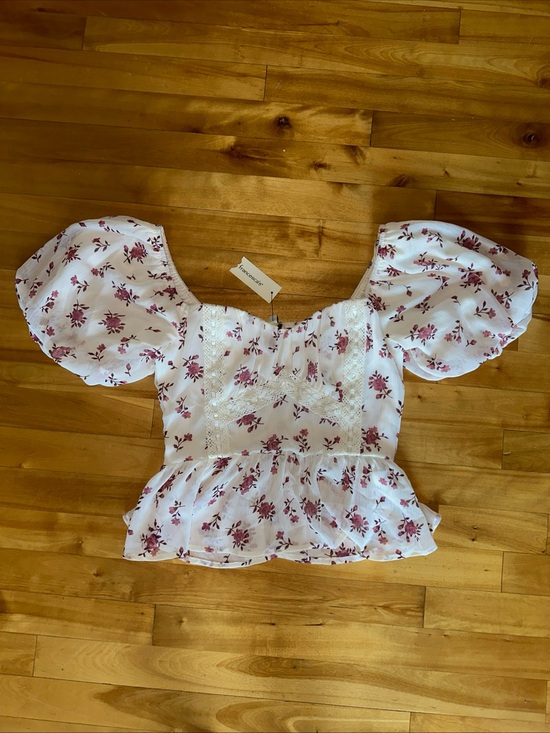 Francesca's Collections Tops - Francesca's Collections White Floral Puff-Sleeve Peplum Top